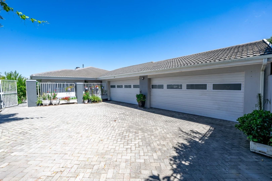 7 Bedroom Property for Sale in Plattekloof Western Cape